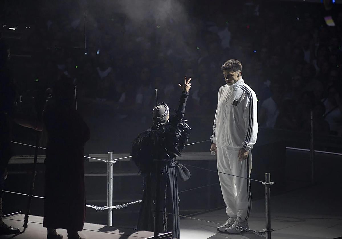 Yune Nogueiras (de espaldas) y Pello Reparaz, durante el espectáculo 'Mitoaroa II' en Illunbe.