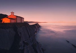 Ermita de San Telmo sobre el flysch, en Zumaia, uno de los puntos más visitados en Gipuzkoa.