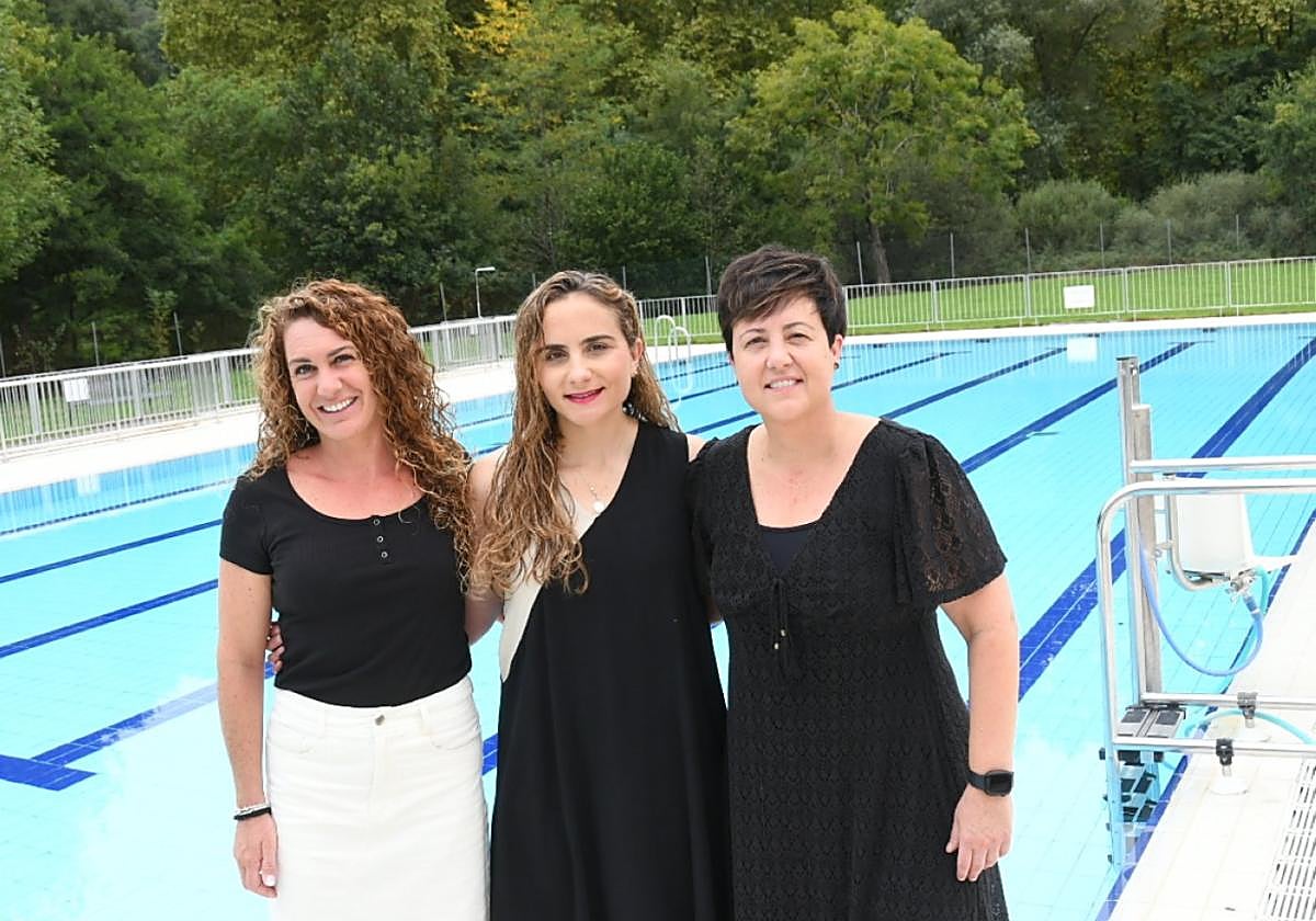 María Plaza, Jaione Arnal y Vitxori Juanicotena en Giltxaurdi, en Elizondo.