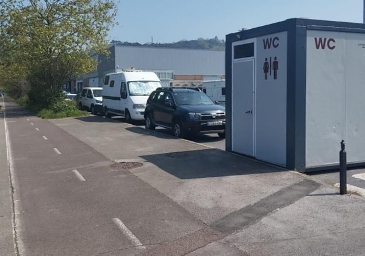 Baño público en el paseo de Basustabidea.