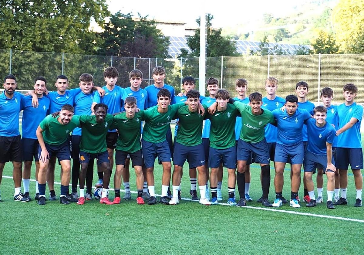 Primera imagen de equipo de los juveniles del nacional y su técnico en una jornada de pretemporada.