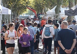 Alameda. Muchos hondarribitarras se acercaronal mercado a lo largo del día.