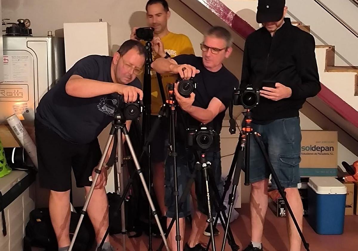 Miembros de la asociación fotográfica ArtGazki aprestando sus cámaras.