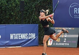 Selekhmeteva devuelve a dos manos en la semifinal de ayer ante Korpatsch en el Tenis de Ondarreta.