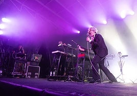 Abraham Boba, el frontman de León Benavente, en su actuación de anoche en Donostia.