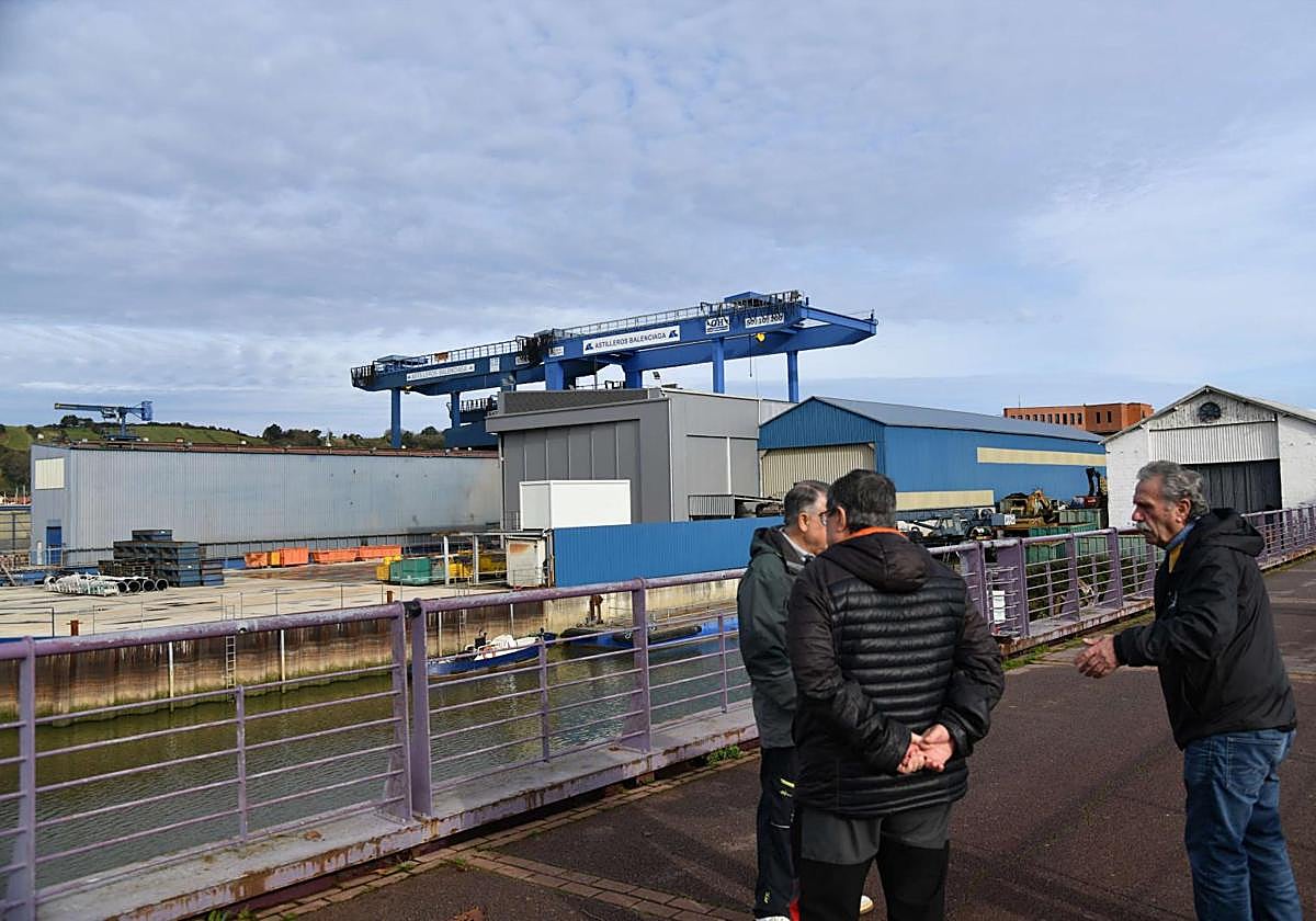 Varios trabajadores de Balenciaga, enfrente del astillero de Zumaia.