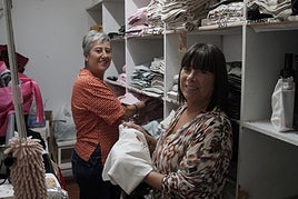 Artitza y Amaia preparan las prendas para el Iñurri Eguna.