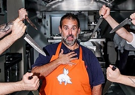 David de Jorge bromea bajo los cuchillos en la cocina de Martín Berasategui.