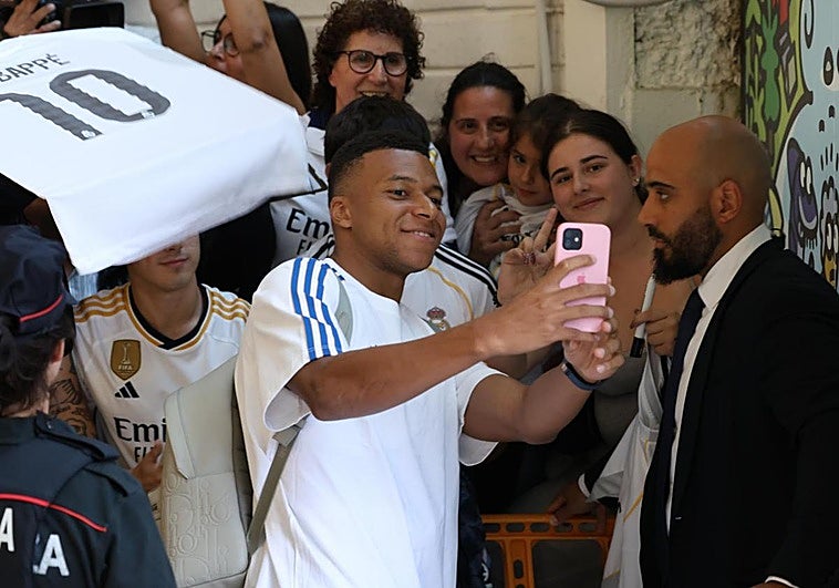 Mbappé se hace un selfie con seguidores del Real Madrid en Hondarribia.