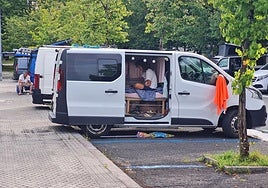 El paseo de Berio se convierte en un parking de autocaravanas y vehículos camper durante todo el verano, donde se pueden ver este tipo de escenas a diario.
