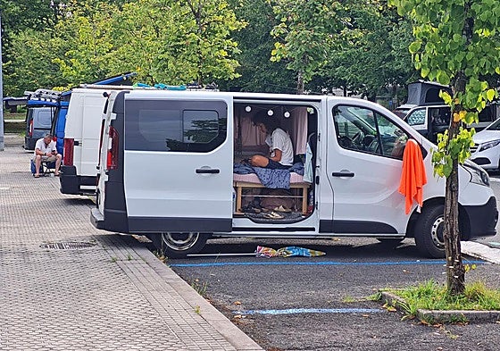 El paseo de Berio se convierte en un parking de autocaravanas y vehículos camper durante todo el verano, donde se pueden ver este tipo de escenas a diario.