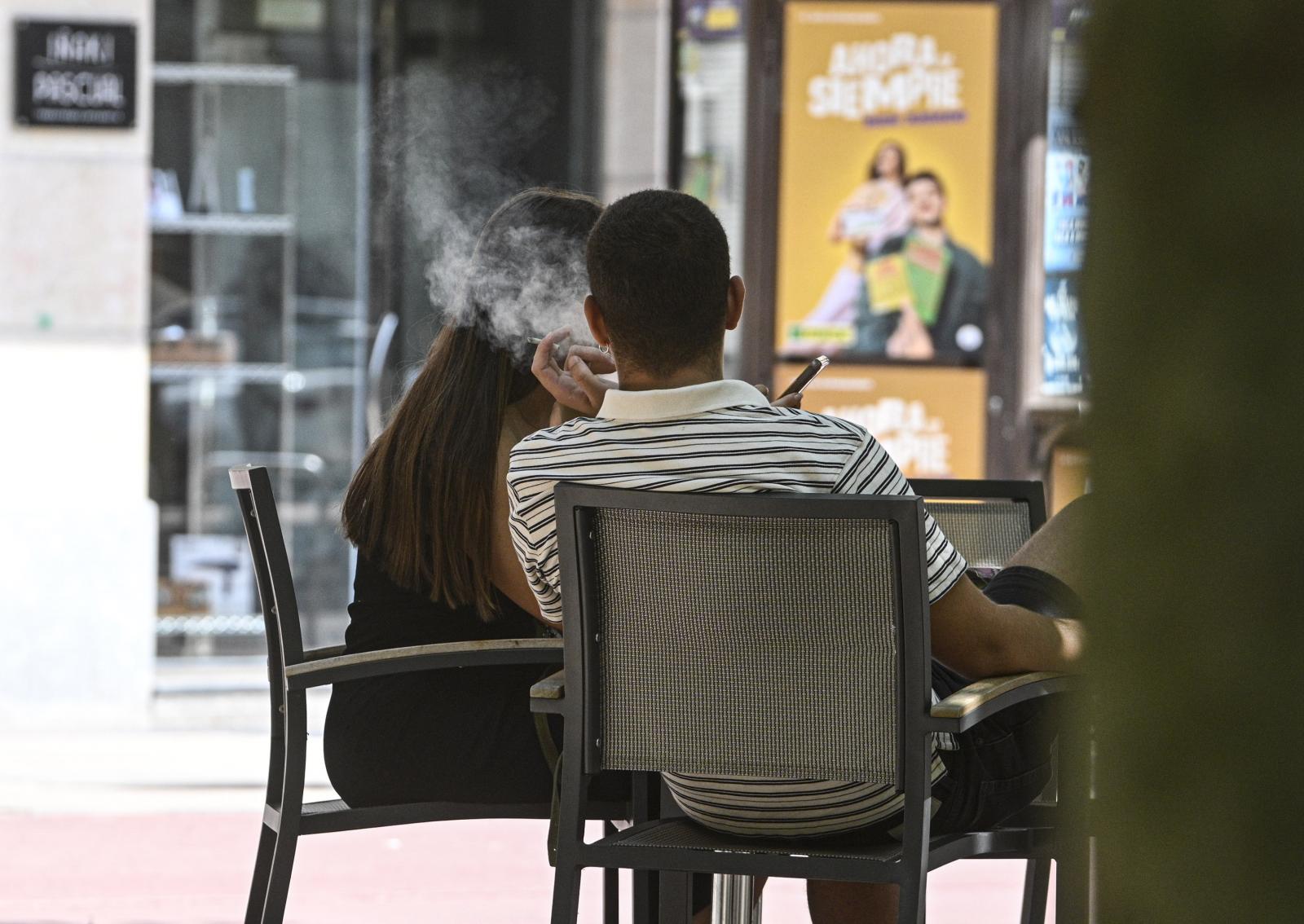 Una pareja fuma en una terraza en Beasain.