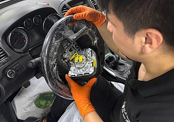 Un mecánico del grupo Easo Motor cambiando un airbag Takata.