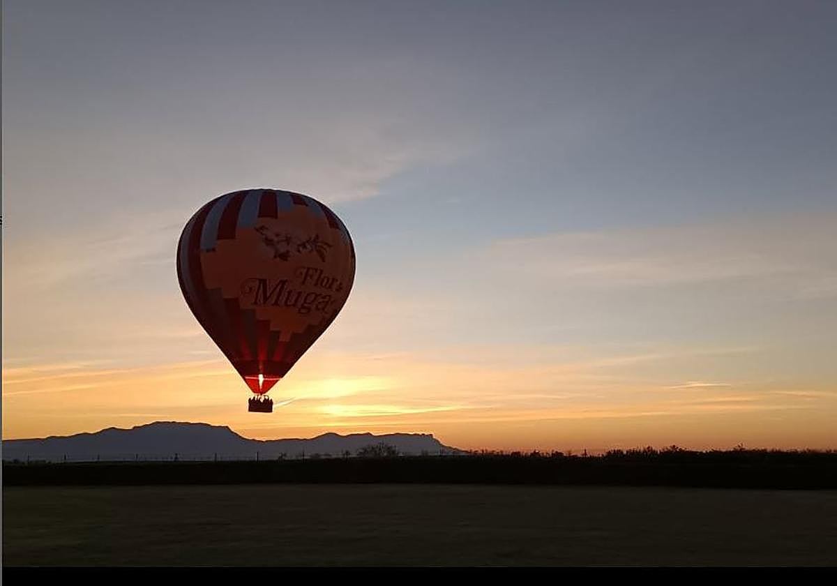 Uno de los globos con base en Cuzcurrita vuela sobre la Rioja.