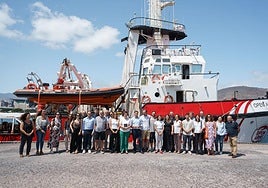 Imanol Pradales, en el centro, se reune con miembros de Open Arms en Canarias.