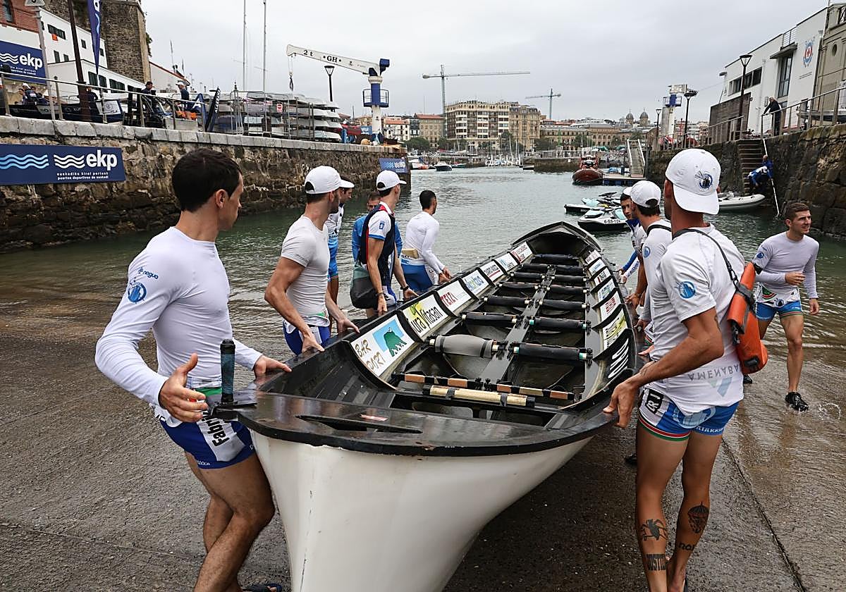 Los remeros de la Donostiarra se disponen a embarcar en la rampa del muelle ayer por la mañana.