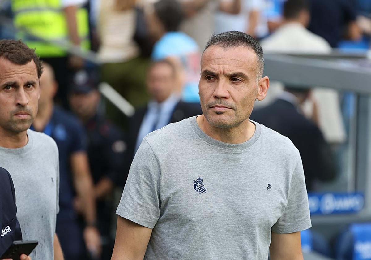 Sergio Francisco analiza las jugadas de los futbolistas sobre el campo en el estadio de Anoeta.