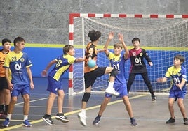 Los equipos de balonmano disputarán por la mañana sus partidos en Allurralde y Arrate.