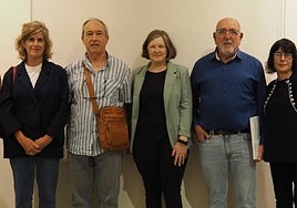 Premiados y miembros de la organización entre dos de las obras premiadas.