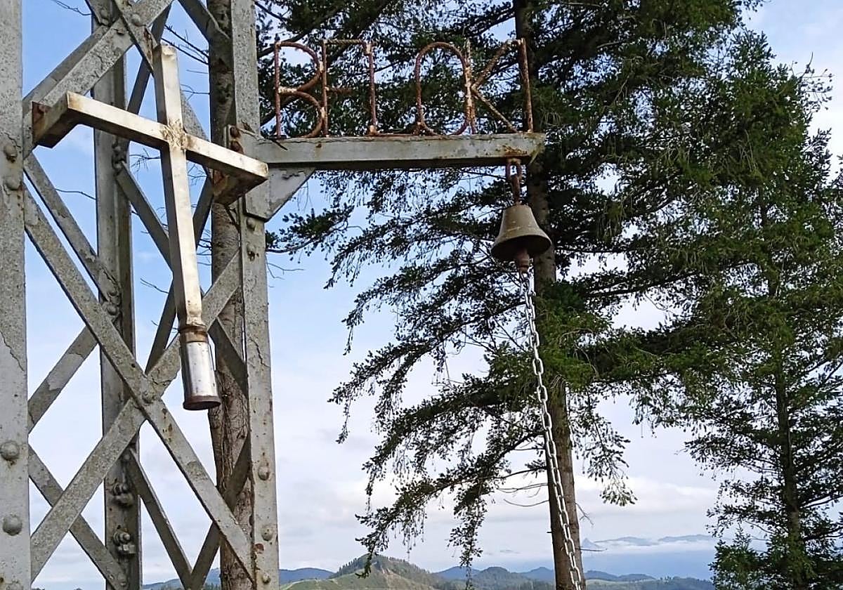 La campana de Beloki, a punto para que los visitantes la hagan sonar con brío tras la reparación de su cadena.
