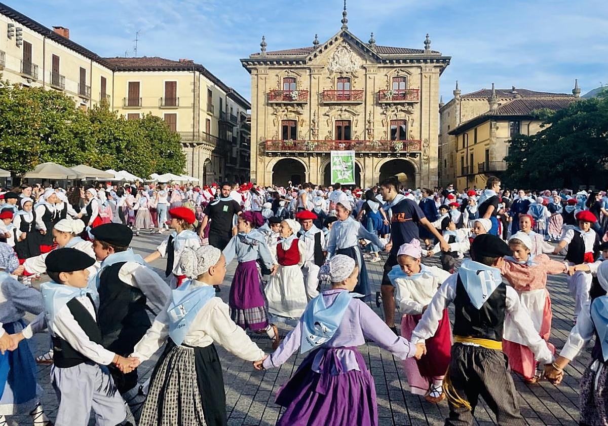Cerca de seiscientos dantzaris txikis y otro centenar y pico de músicos y acompañantes inundarán de colorido, ritmos e ilusión las calles,.