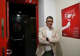 López, el viernes, en la sede del PSE de Bizkaia, en Bilbao, junto a un cartel del Día de la Rosa.