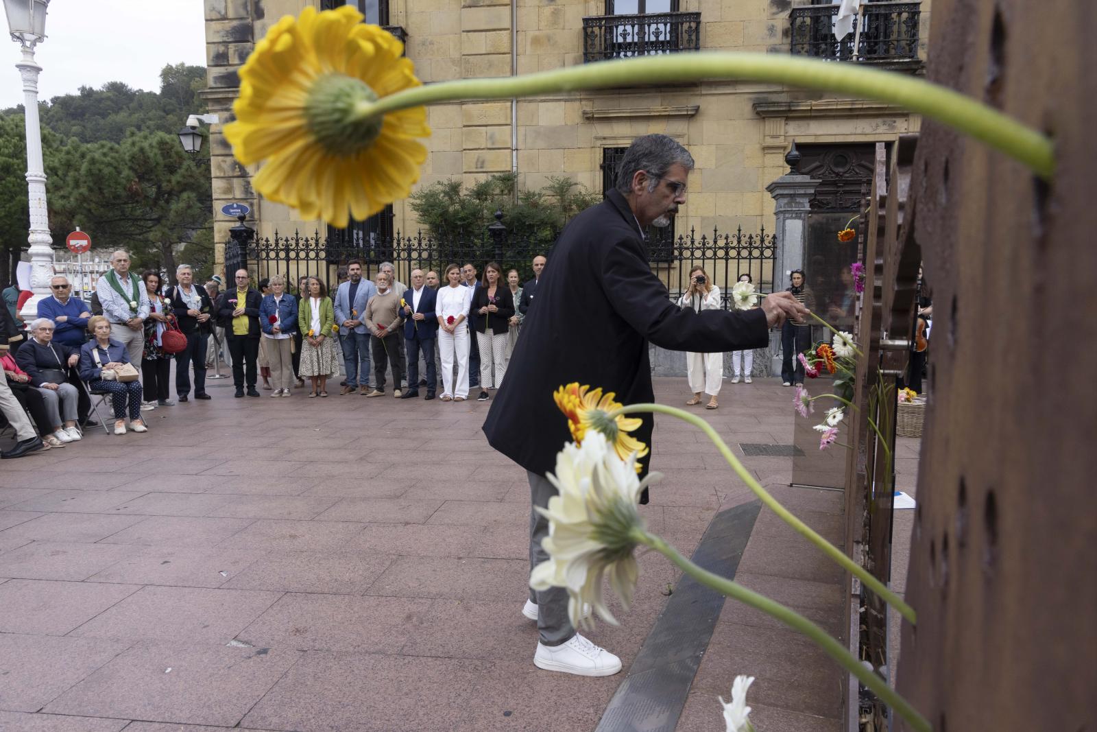 Ofrenda con motivo del Día de la Memoria Histórica
