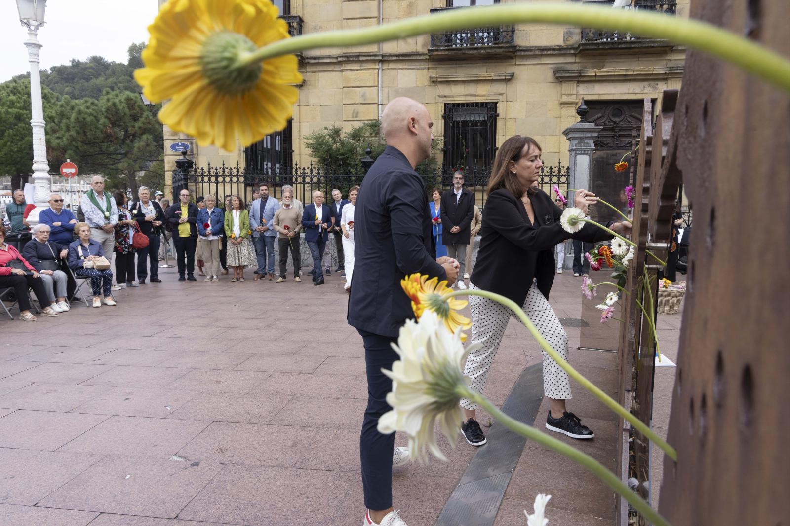 Ofrenda con motivo del Día de la Memoria Histórica