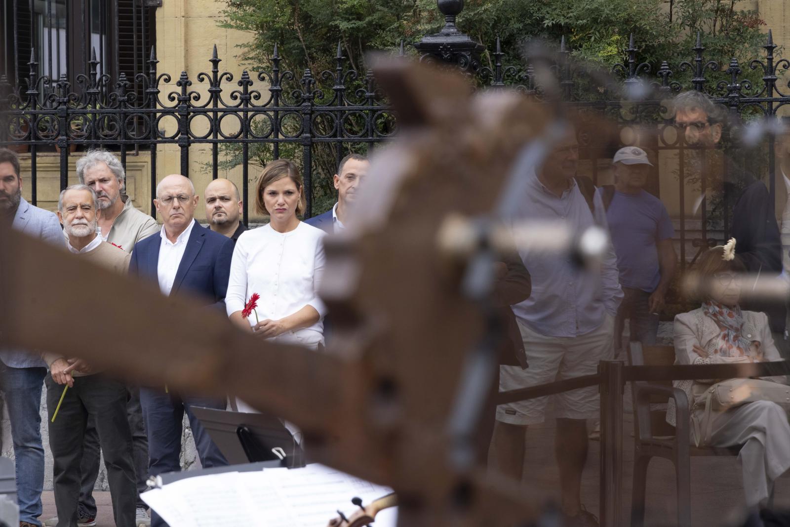 Ofrenda con motivo del Día de la Memoria Histórica