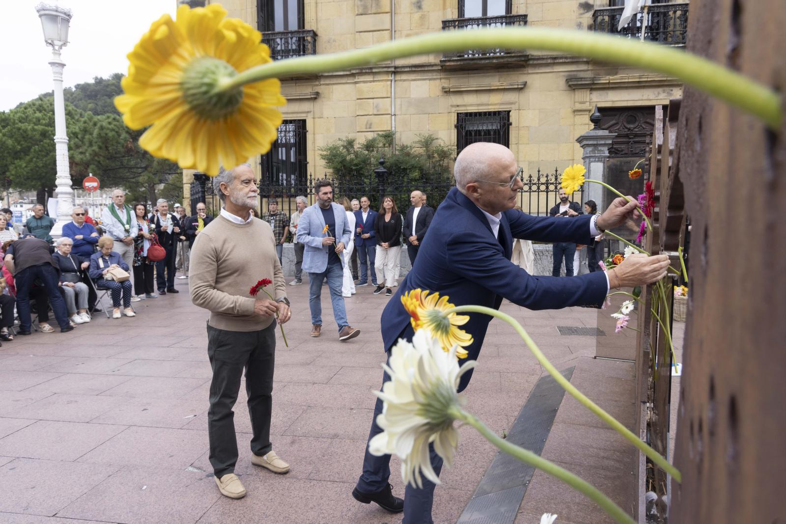Ofrenda con motivo del Día de la Memoria Histórica