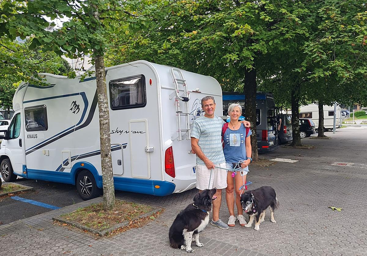 Jenaro y Olga vinieron en autocaravana de Cataluña.