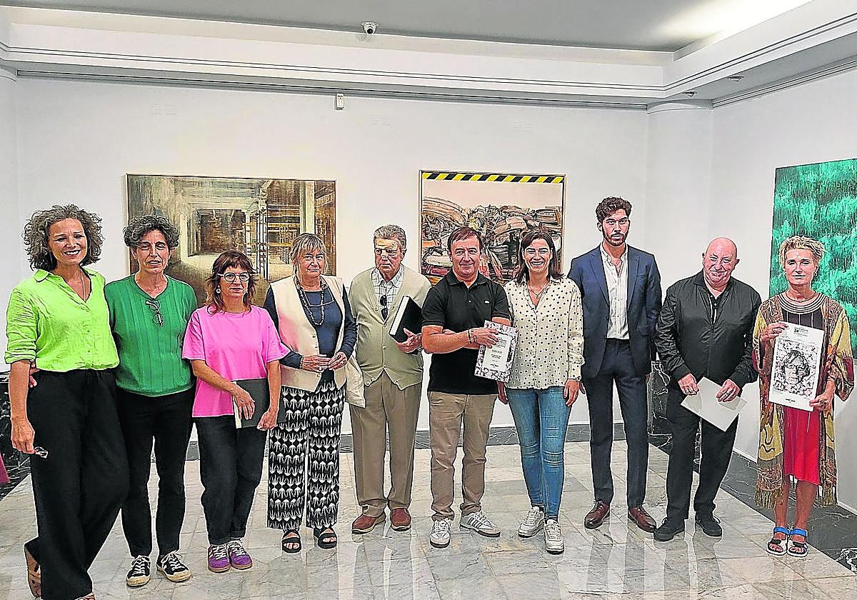 Artistas galardonados, miembros del jurado y la delegada de Cultura, Nuria Alzaga.