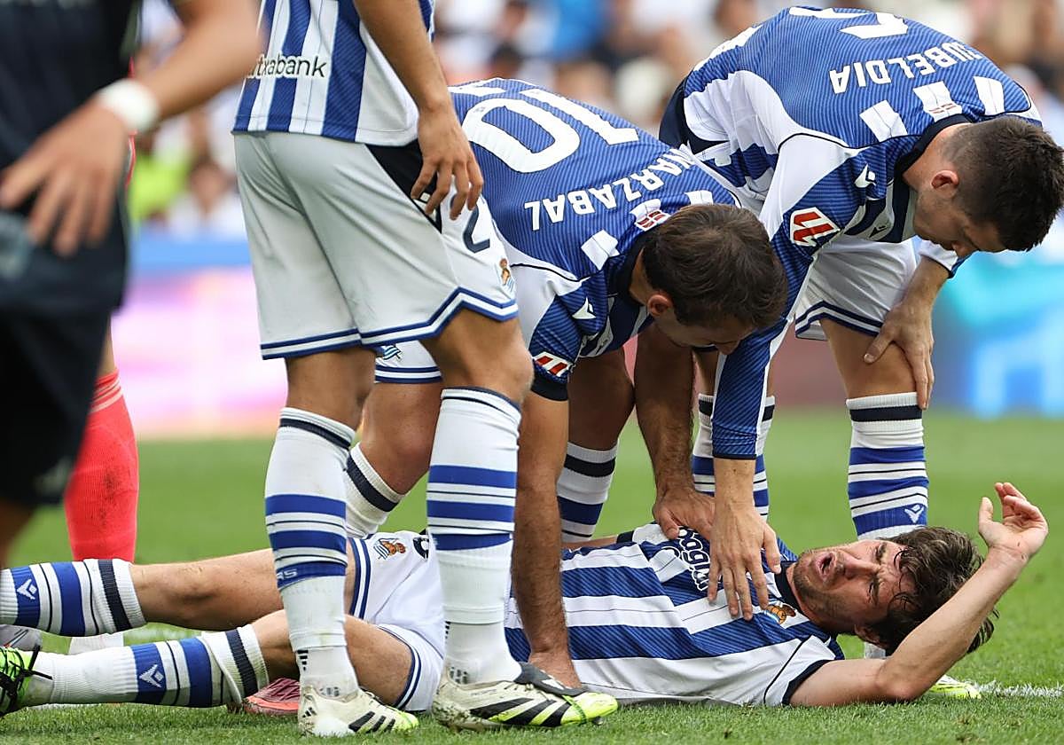 Oyarzabal y Zubeldia se interesan por Aritz, dolorido sobre el césped