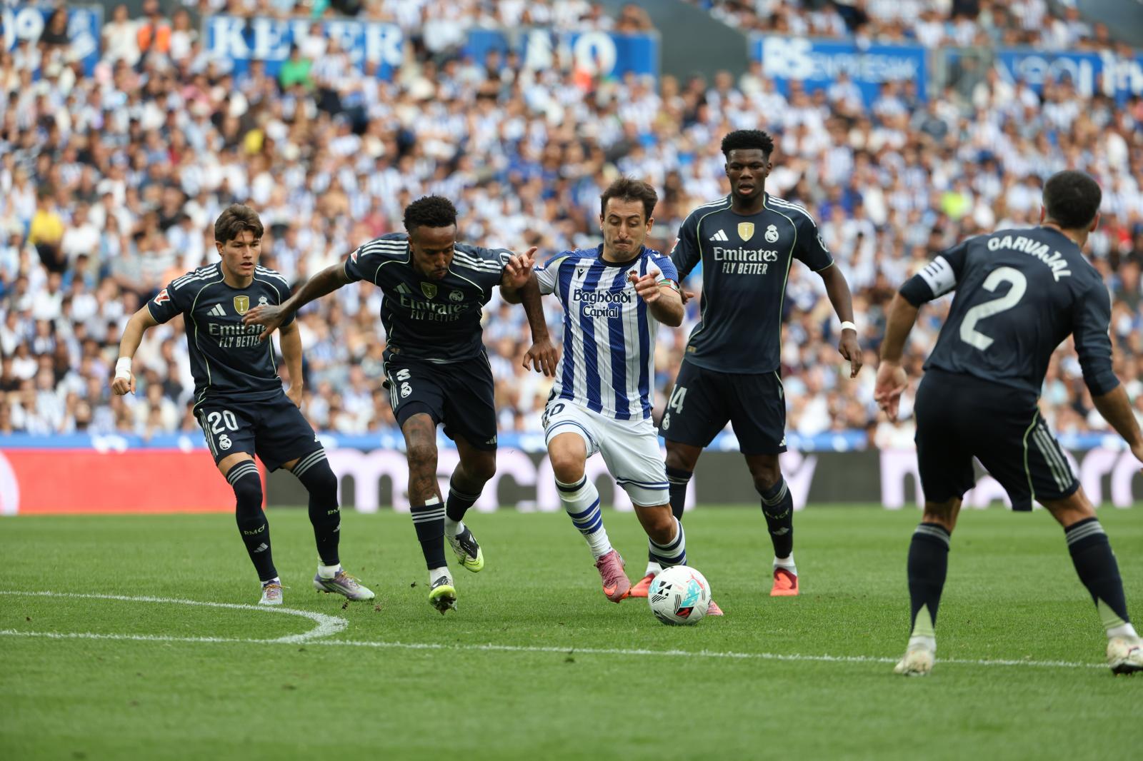 Oyarzabal trata de buscar un resquicio para el remate entre Fran García, Militao, Tchouameni y Carvajal