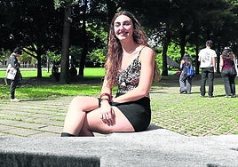 Arantxa Larrayo, estudiante de Burlada en Donostia, en el campus de la EHU en la capital guipuzcoana.