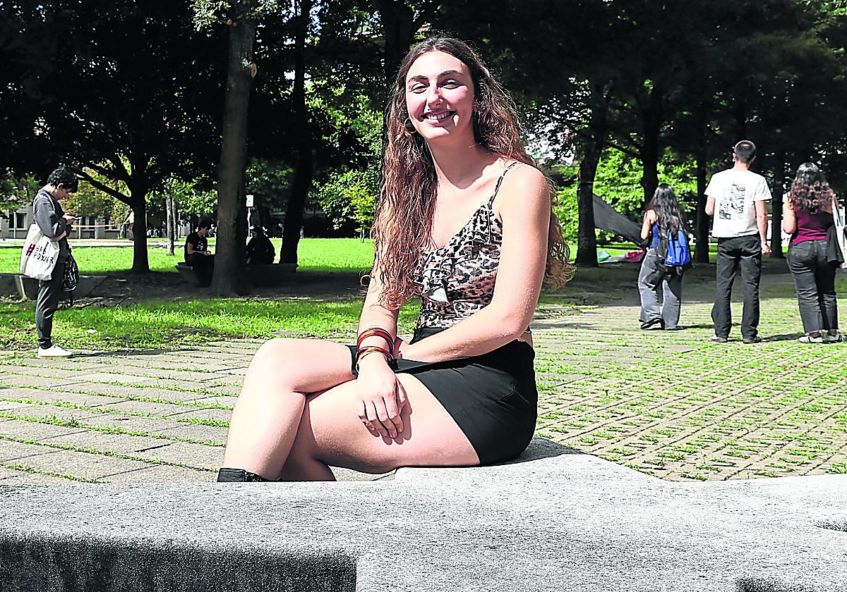 Arantxa Larrayo, estudiante de Burlada en Donostia, en el campus de la EHU en la capital guipuzcoana.