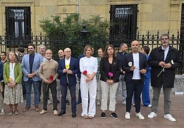 La corporación donostiarra y otras autoridades, en la ofrenda floral por el Día de la Memoria Histórica.
