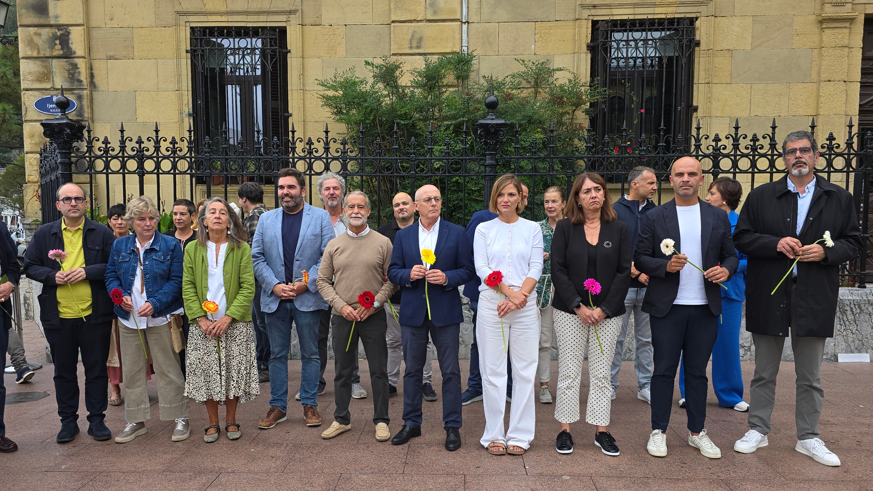 La corporación donostiarra y otras autoridades, en la ofrenda floral por el Día de la Memoria Histórica.