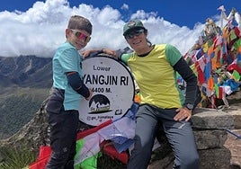 Edurne Pasaban junto a su hijo en una cima de 4.400 metros en Nepal.