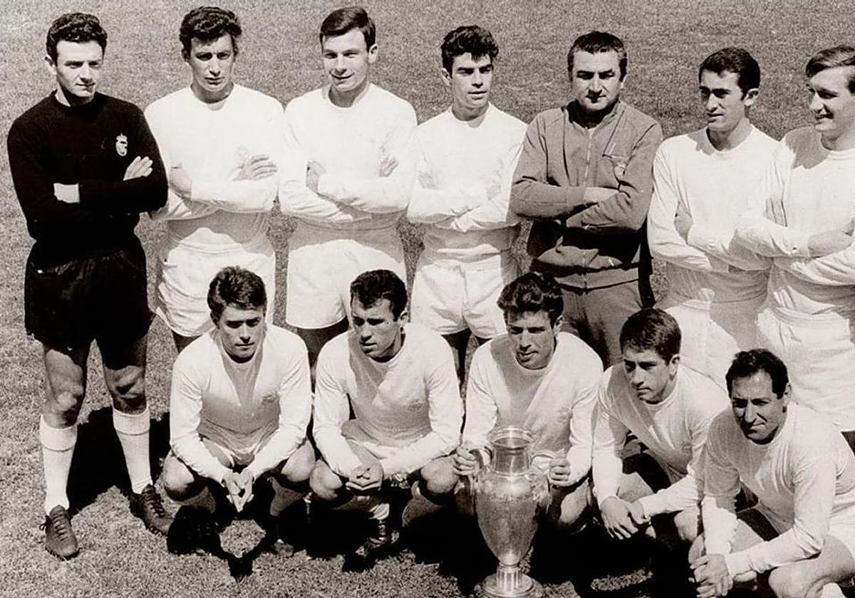 José Arakistain, el primero por la izquierda, con sus compañeros del Real Madrid tras ganar la Copa de Europa de 1966.