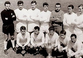 José Arakistain, el primero por la izquierda, con sus compañeros del Real Madrid tras ganar la Copa de Europa de 1966.