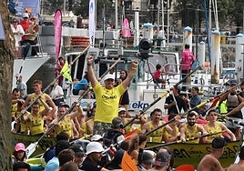 Iker Zabala, entrenador de Orio, celebra la victoria.