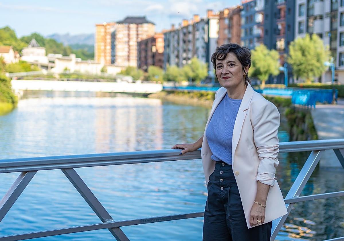 La alcaldesa de Errenteria, Aizpea Otaegi, junto al río Oiartzun.