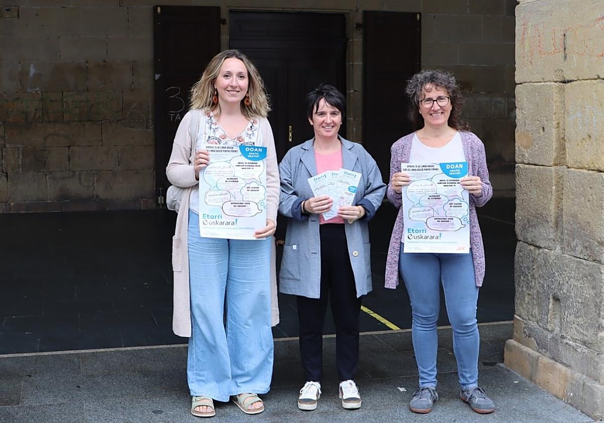 Irati Odriozola, técnica de euskera de UEMA; la concejala de Euskera, Aiako Harria Gaztelumendi; y la técnica municipal de euskera, Aitziber Arnaiz.