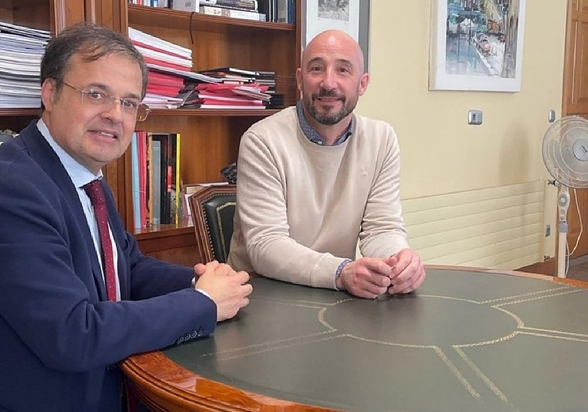 El consejero de Salud del Gobierno Vasco, Alberto Martínez Ruiz, mantuvo una reunión en Eibar con el alcalde, Jon Iraola.