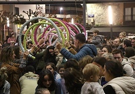 Herritarrak iazko azaroaren 28an Maalako parkean, Kilometroak jaiaren leloa, irudia eta helburuak aurkezteko egindako ekitaldian.