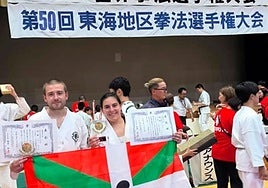 El joven Unai Garitano, con su compañera Itsaso Legorburu, de Getaria, tras obtener el gran triunfo en Japón.