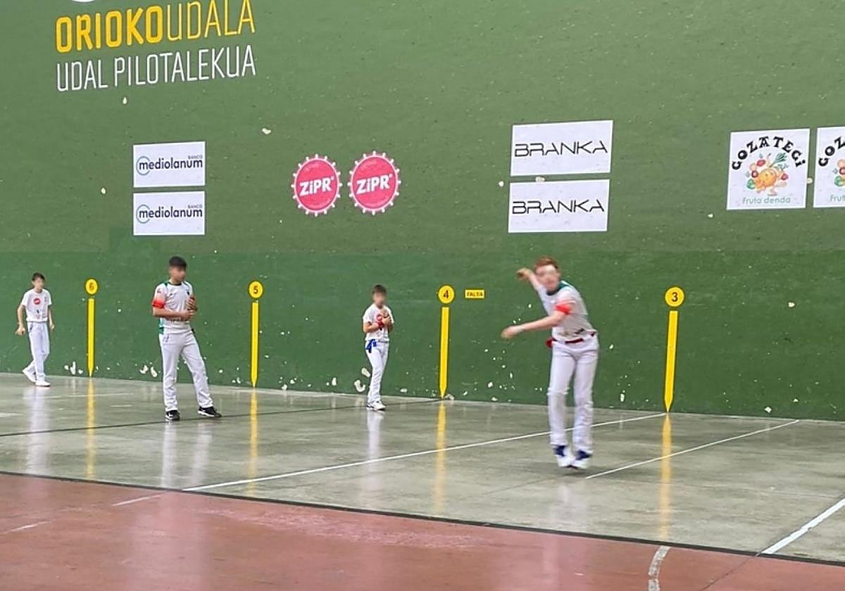 Pelotaris jugando un partido en el frontón cubierto de Orio.