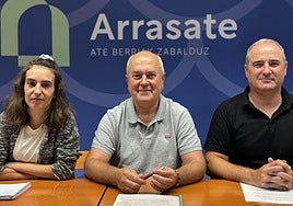 La concejala de Elkarrekin Eva Abuin, el concejal de Hacienda Joseba Ezpeleta y el de obras, servicios y mantenimeinto Kepa Urteaga.