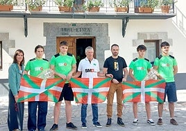 Matxalen, Oier, Mikel Uzkudun, Xuban eta Markel udal ordezkariekin.